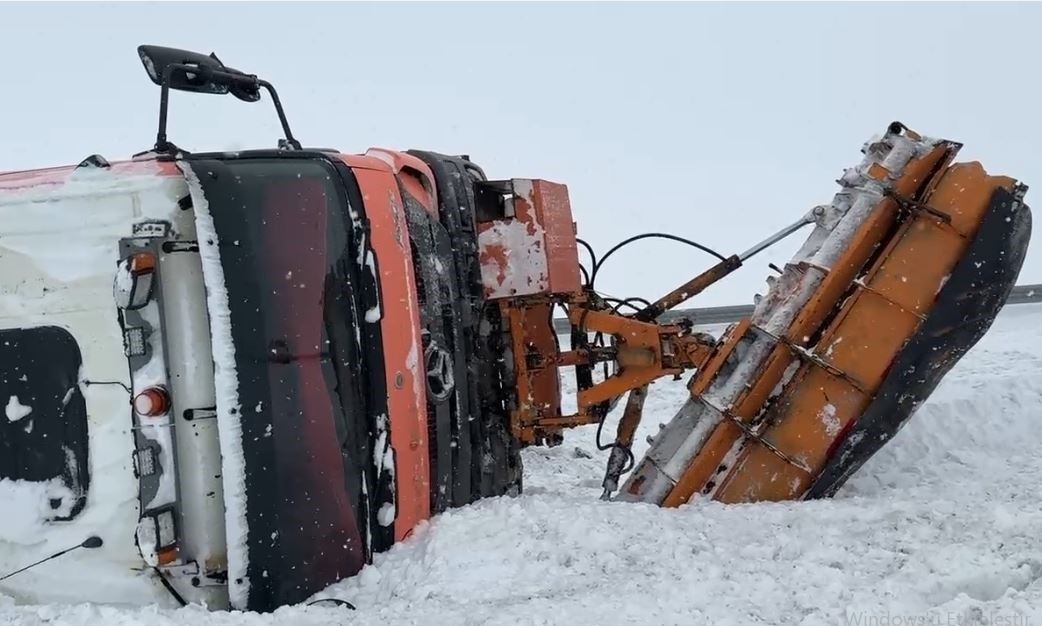 Kontrolden çıkan kar küreme aracı devrildi
