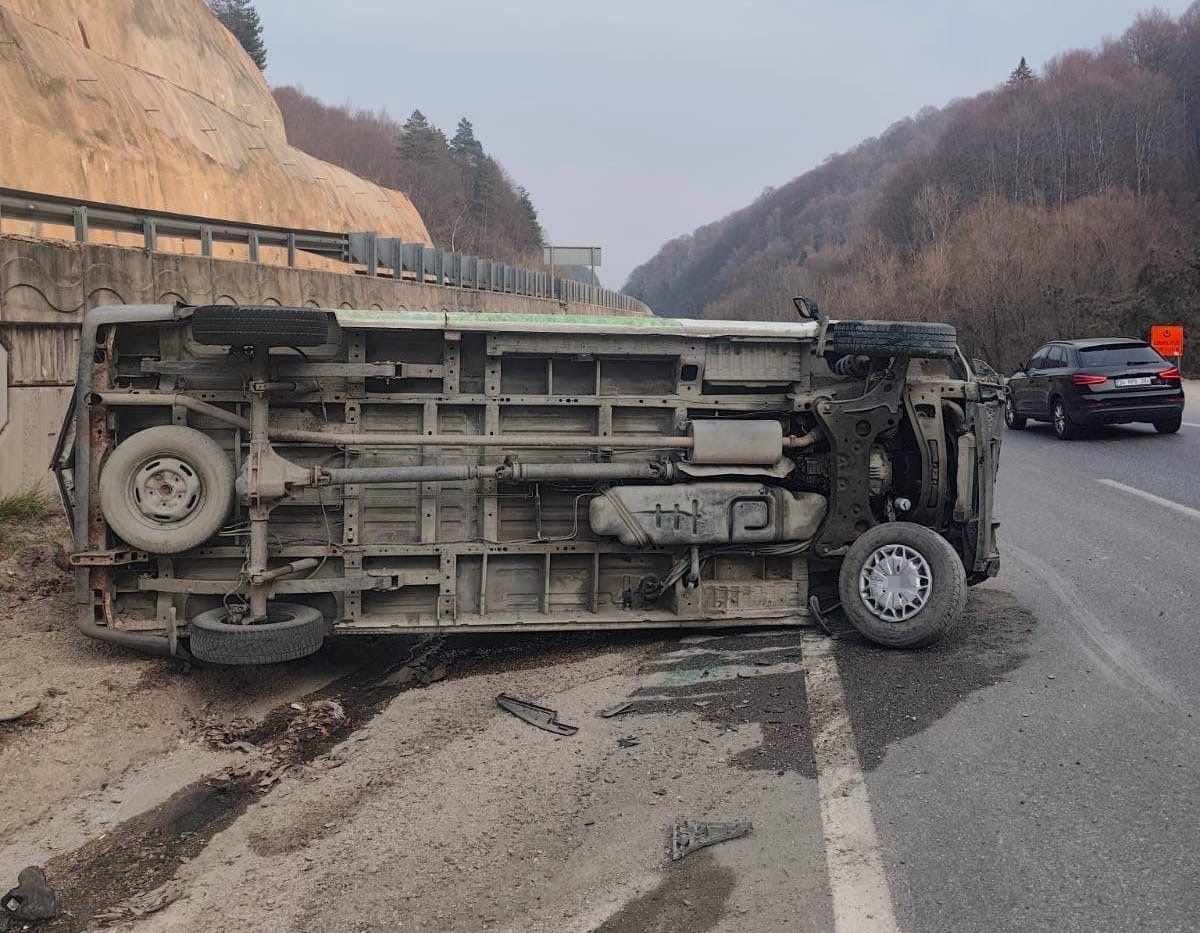 Kontrolden çıkan minibüs takla attı, sürücü yaralandı
