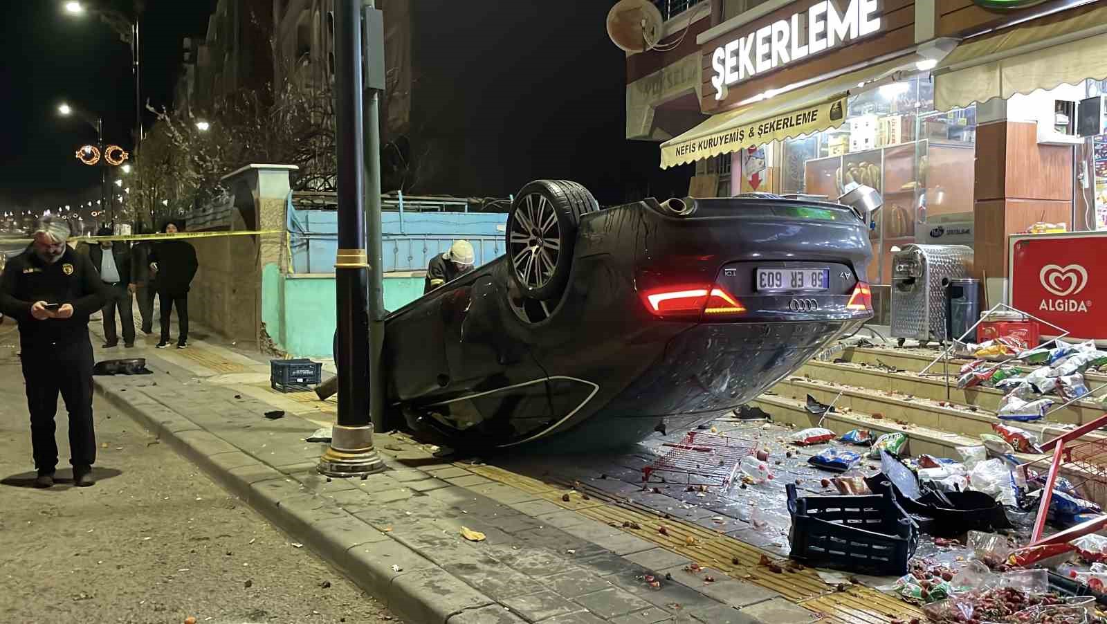 Kontrolden çıkan otomobil 2 iş yerine çarparak devrildi
