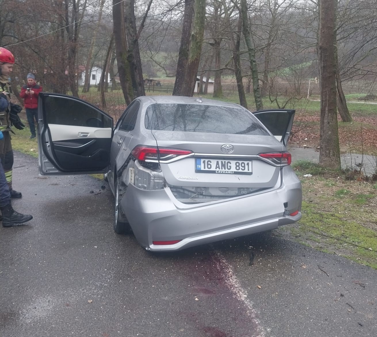 Kontrolden çıkan otomobil alt yola uçtu: 3 yaralı
