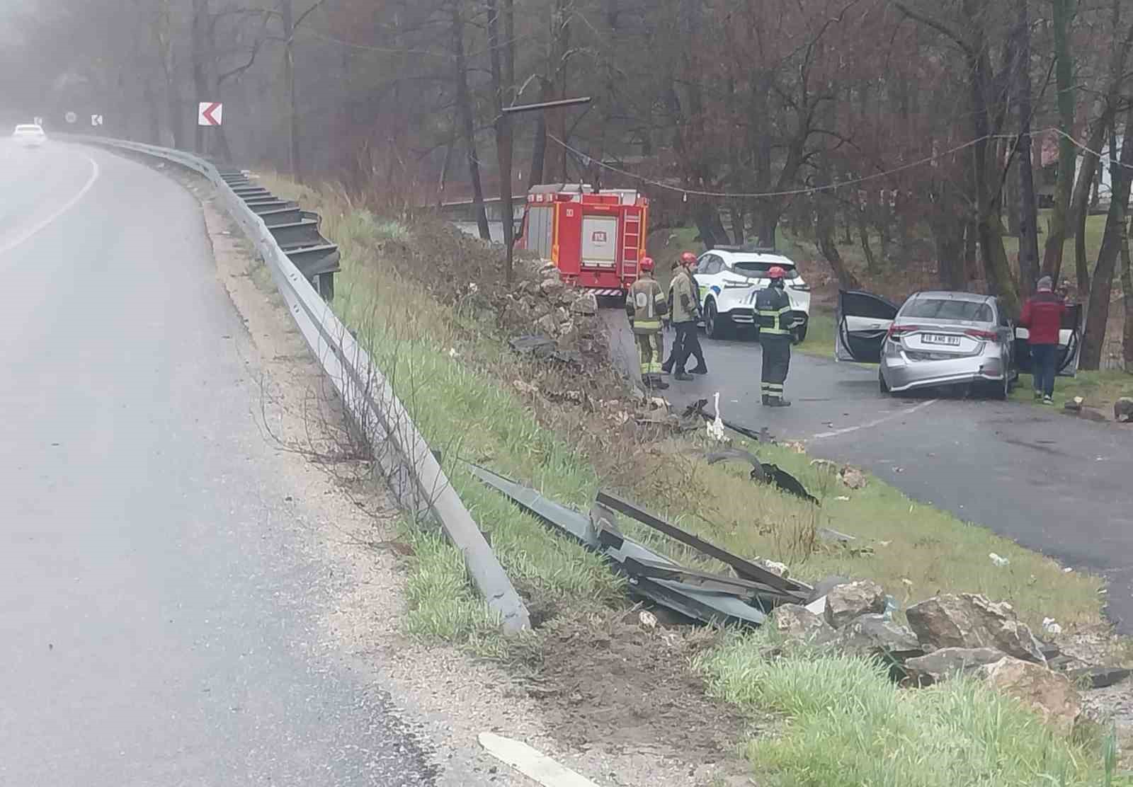 Kontrolden çıkan otomobil alt yola uçtu: 3 yaralı
