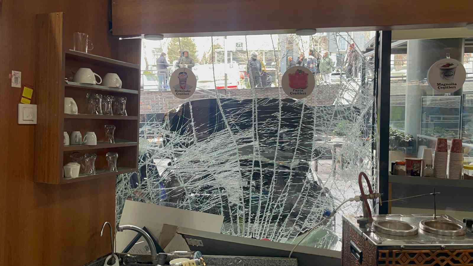 Kontrolden çıkan otomobil AVM’deki kafeye girdi: 1 yaralı
