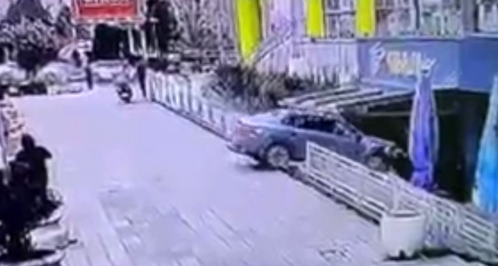 Kontrolden çıkan otomobil AVM’deki kafeye girdi: 1 yaralı
