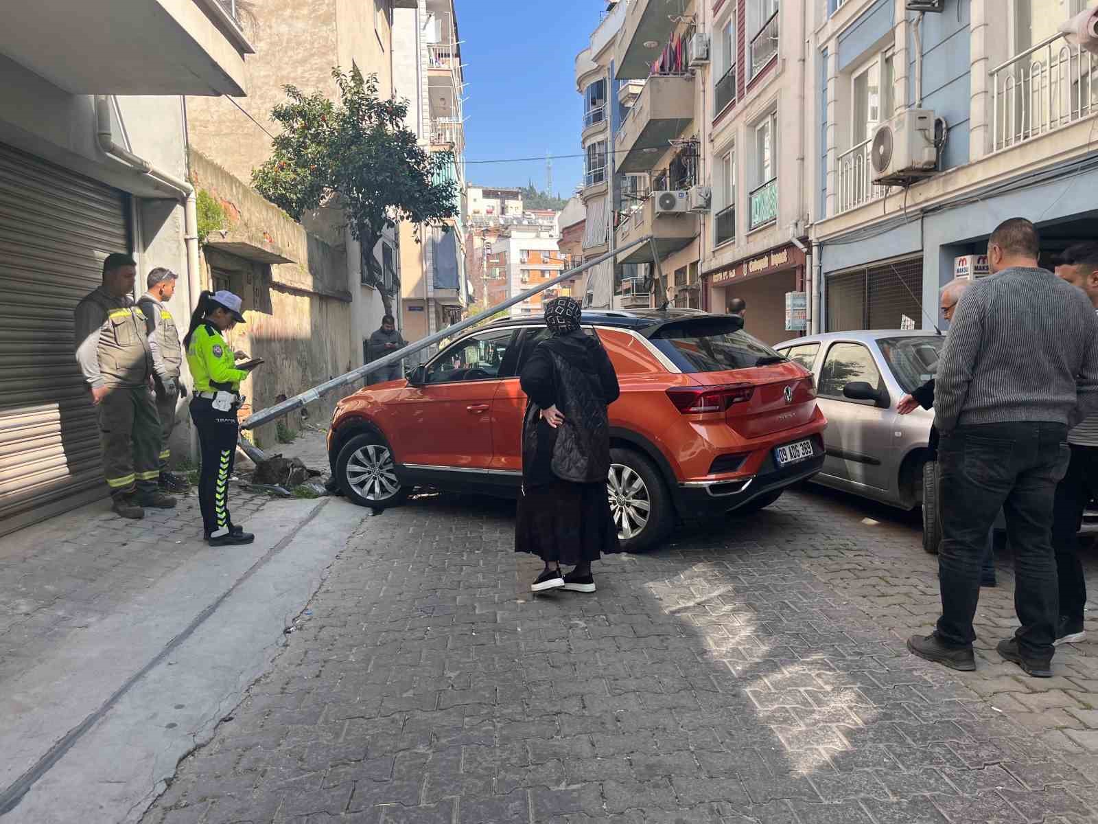 Kontrolden çıkan otomobil aydınlatma direğini devirdi
