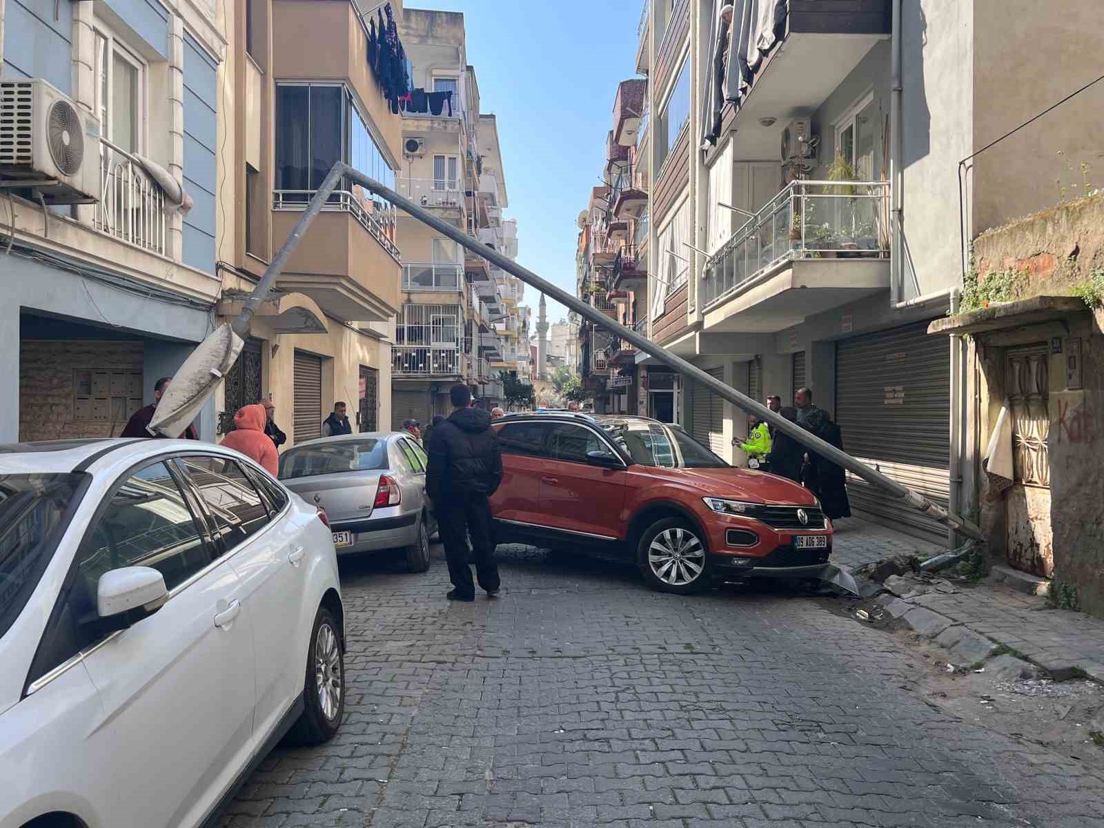 Kontrolden çıkan otomobil aydınlatma direğini devirdi
