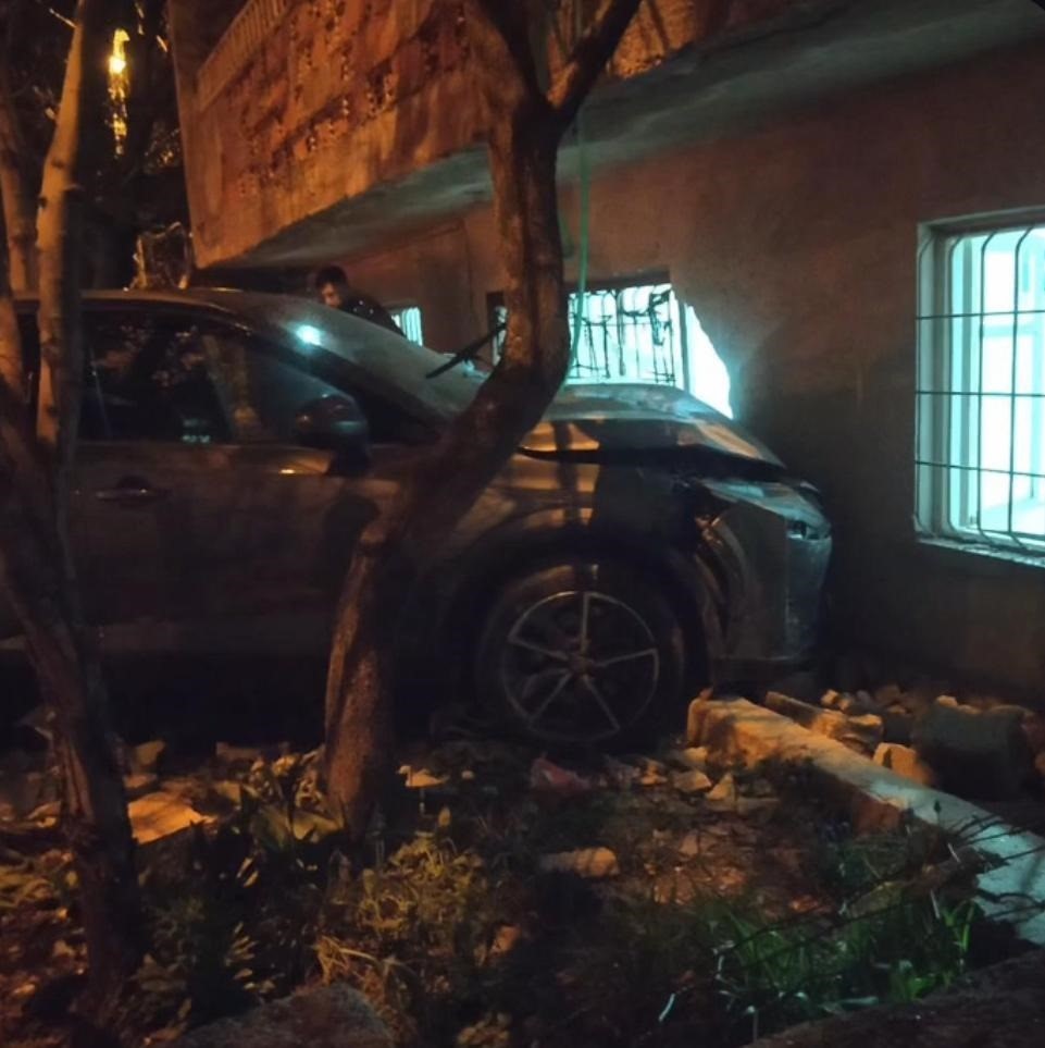 Kontrolden çıkan otomobil bahçe duvarını yıkarak eve çarptı: 1 yaralı

