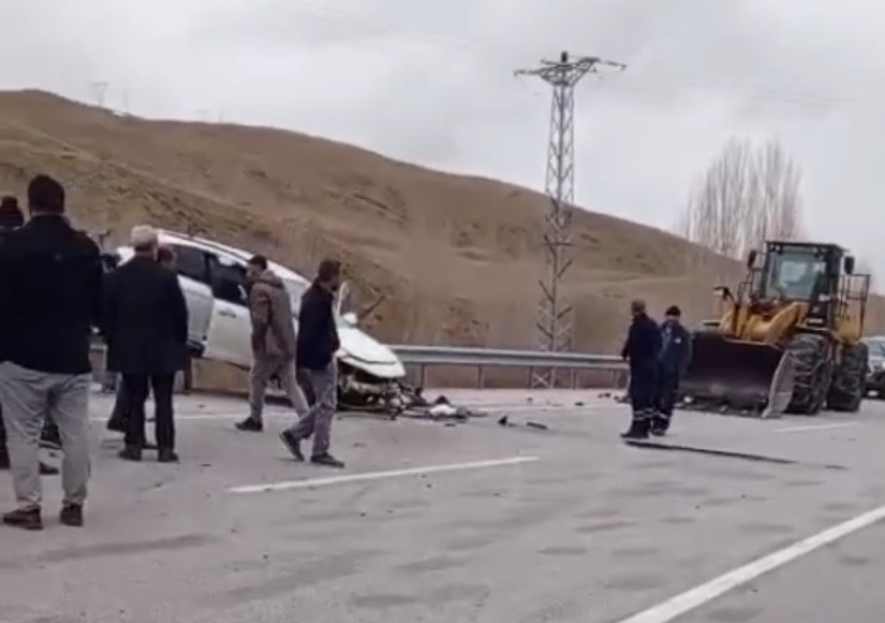 Kontrolden çıkan otomobil bariyerlerde asılı kaldı: 4 yaralı
