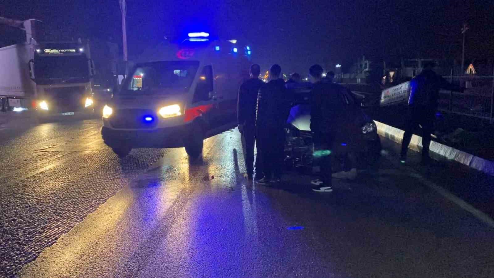 Kontrolden çıkan otomobil bariyerlere çarptı: 2 yaralı
