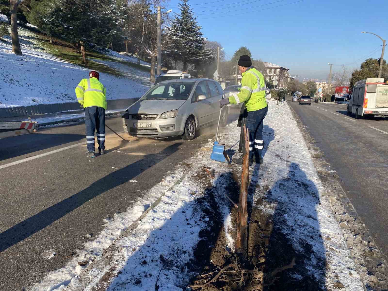 Kontrolden çıkan otomobil çarptığı aracı karşı yöne savurdu: 4 yaralı
