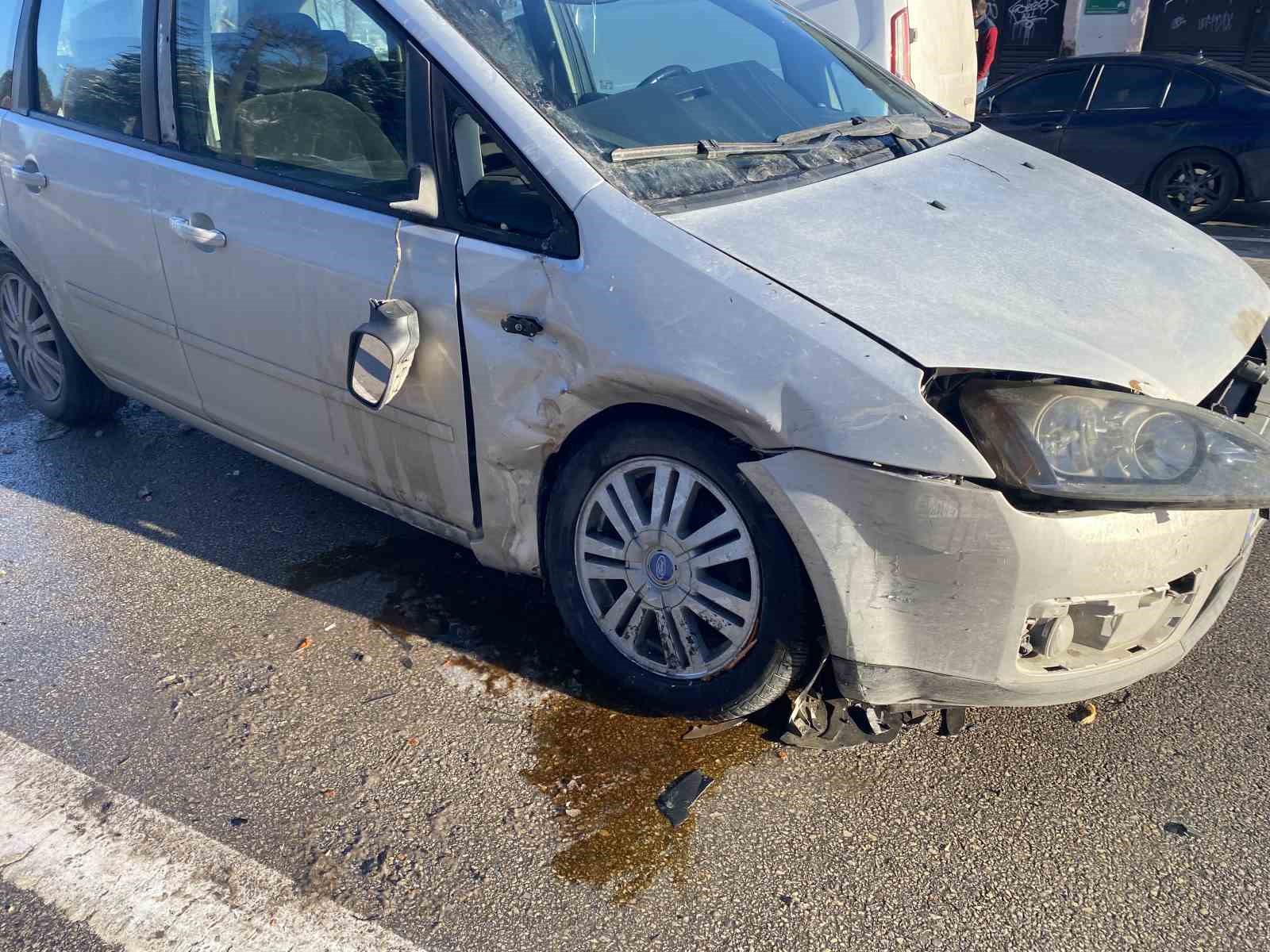 Kontrolden çıkan otomobil çarptığı aracı karşı yöne savurdu: 4 yaralı
