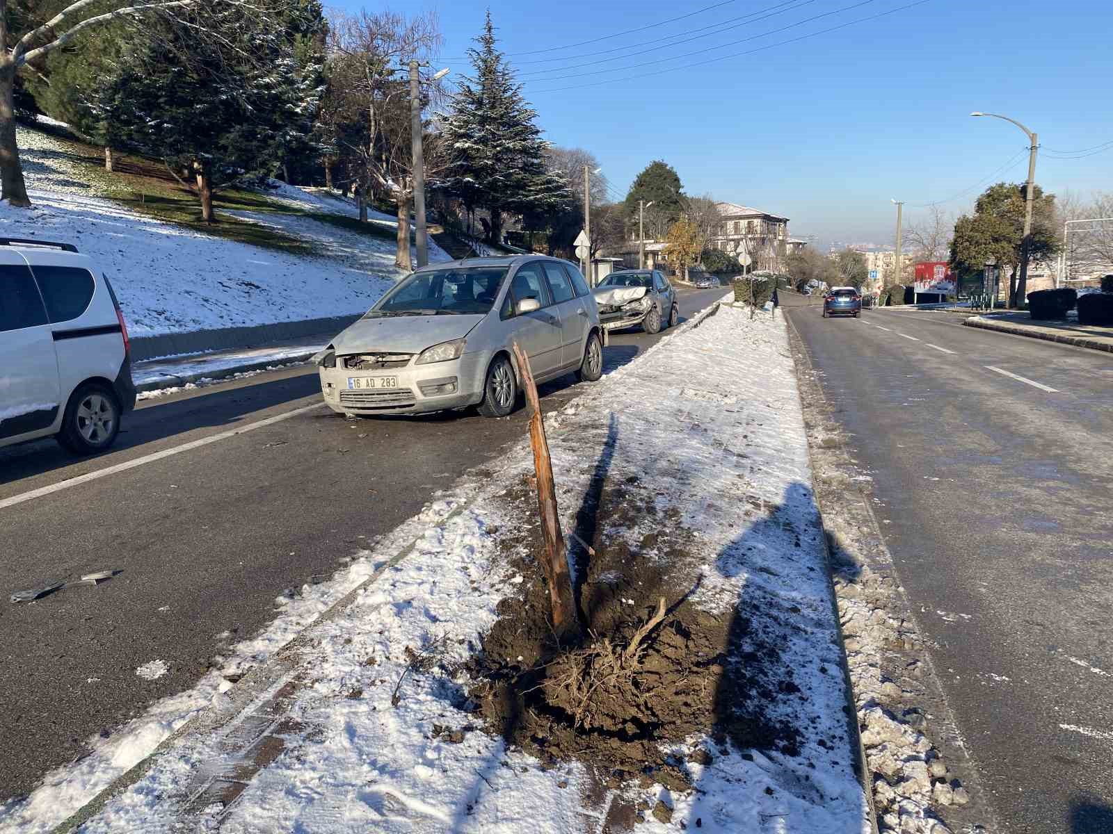Kontrolden çıkan otomobil çarptığı aracı karşı yöne savurdu: 4 yaralı
