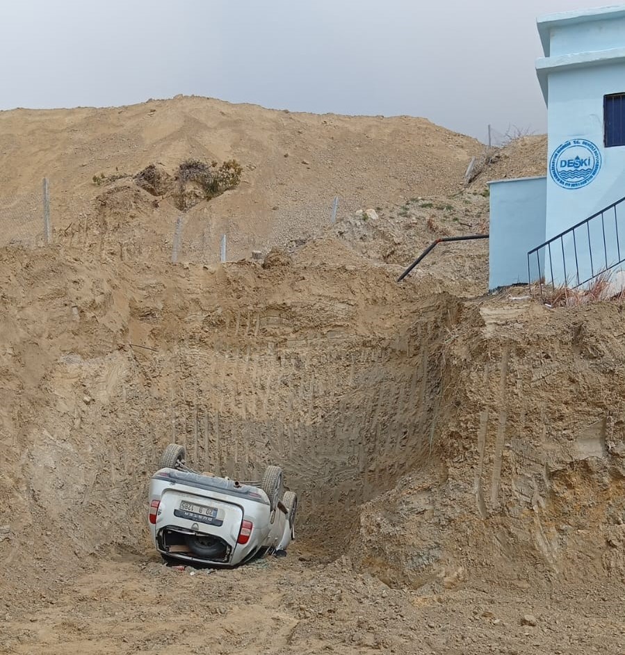 Kontrolden çıkan otomobil DESKİ tarafından açılan çukura yuvarlandı; 1 yaralı
