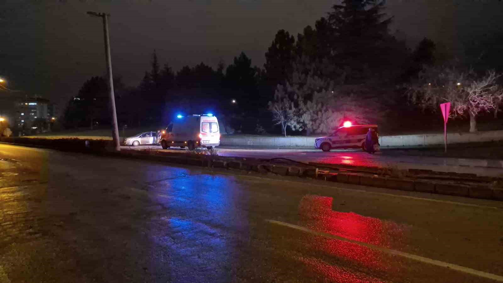 Kontrolden çıkan otomobil dönerek arkasını duvara çarptı
