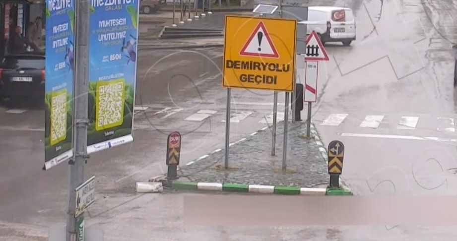 Kontrolden çıkan otomobil durakta bekleyenleri teğet geçti: O anlar kamerada
