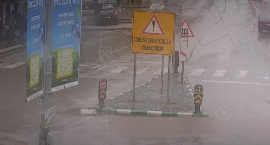 Kontrolden çıkan otomobil durakta bekleyenleri teğet geçti: O anlar kamerada
