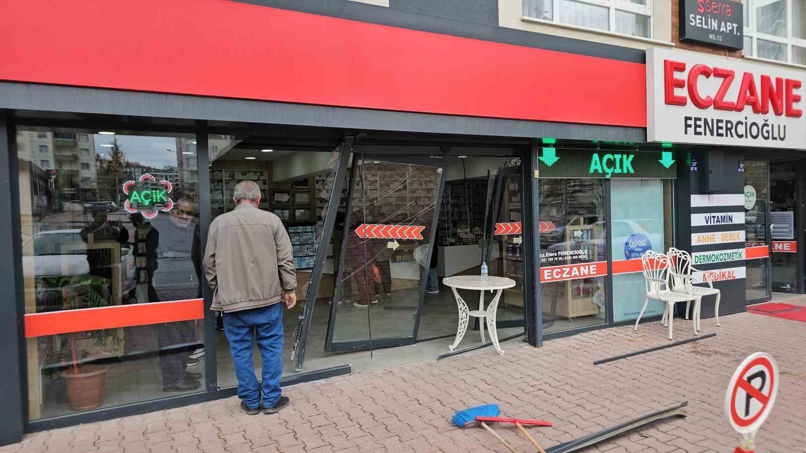 Kontrolden çıkan otomobil eczaneye daldı: 1 yaralı
