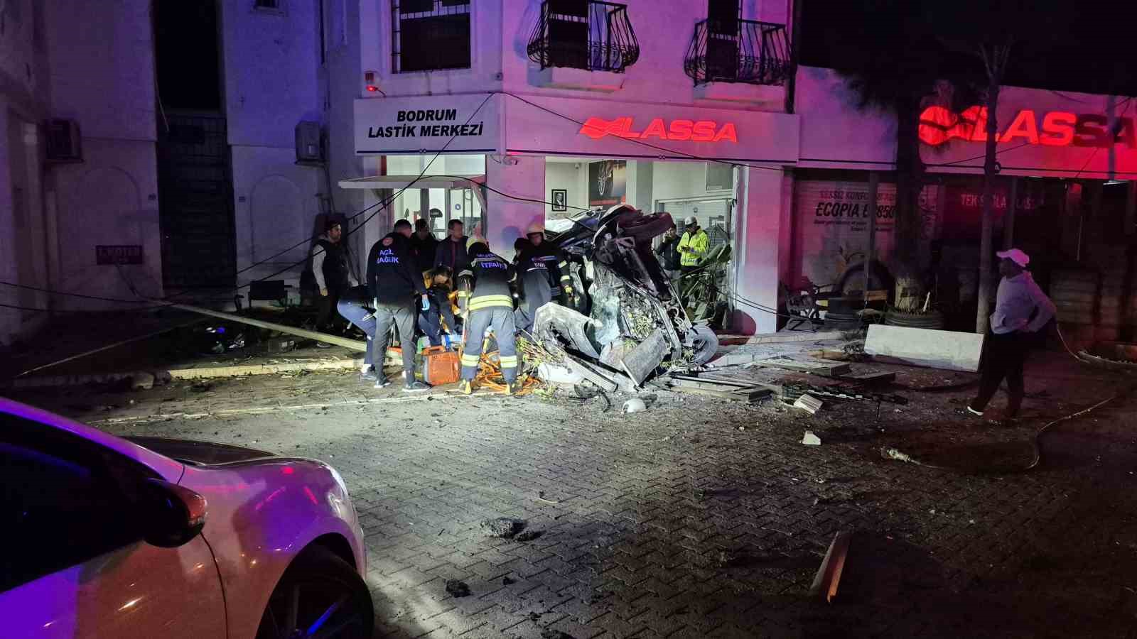 Kontrolden çıkan otomobil iş yerine girdi: 3 yaralı
