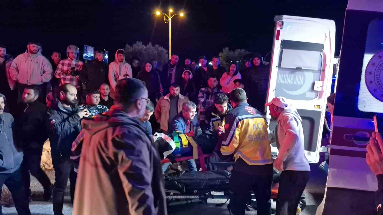 Kontrolden çıkan otomobil iş yerine girdi: 3 yaralı
