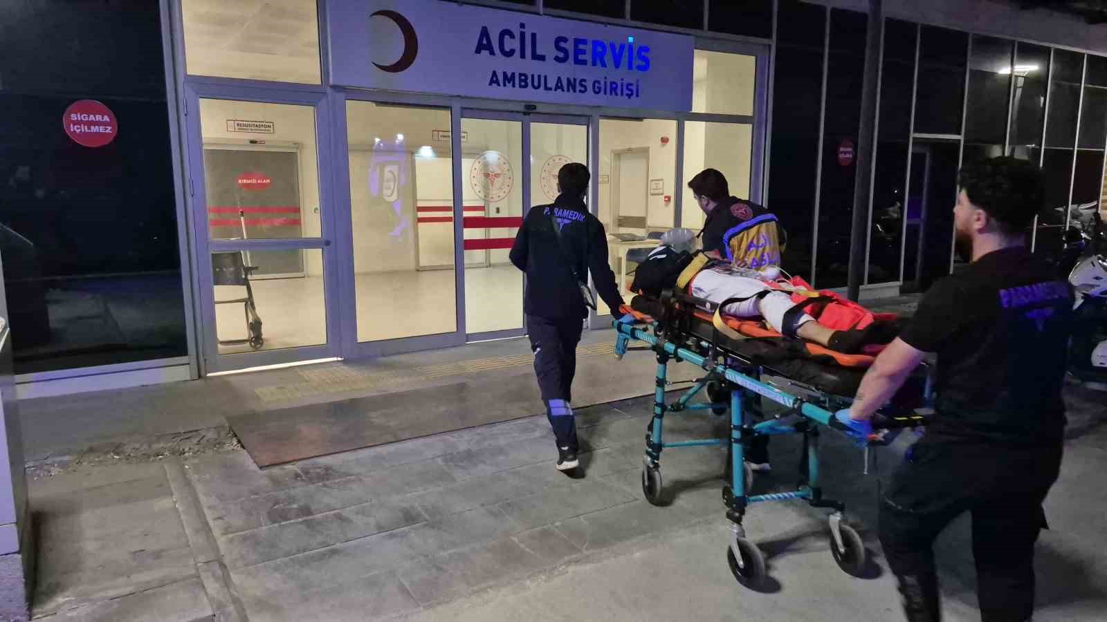 Kontrolden çıkan otomobil iş yerine girdi: 3 yaralı
