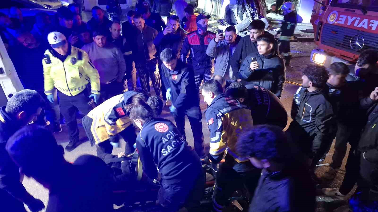 Kontrolden çıkan otomobil iş yerine girdi: 3 yaralı
