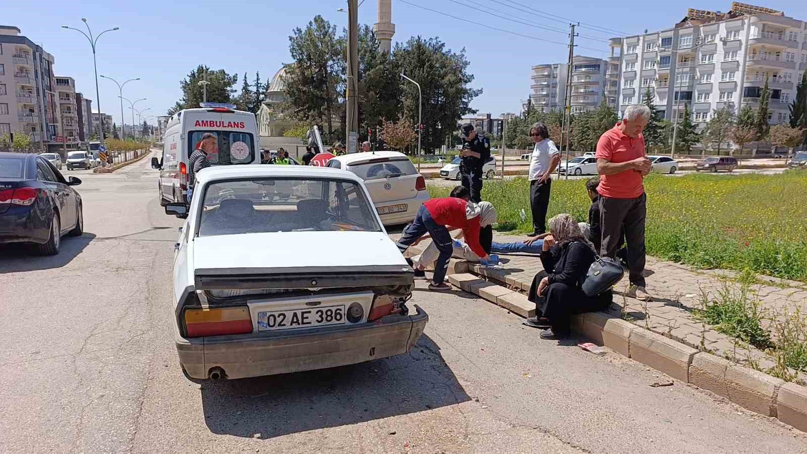 Kontrolden çıkan otomobil ışıklarda bekleyen araçlara çarptı: 3 yaralı
