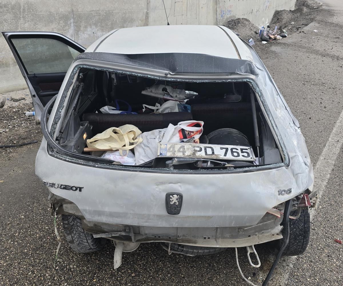 Kontrolden çıkan otomobil istinat duvarına çarptı: 1 yaralı
