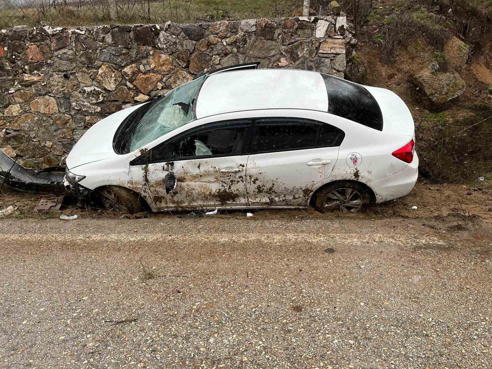 Kontrolden çıkan otomobil istinat duvarına çarptı: 4 yaralı
