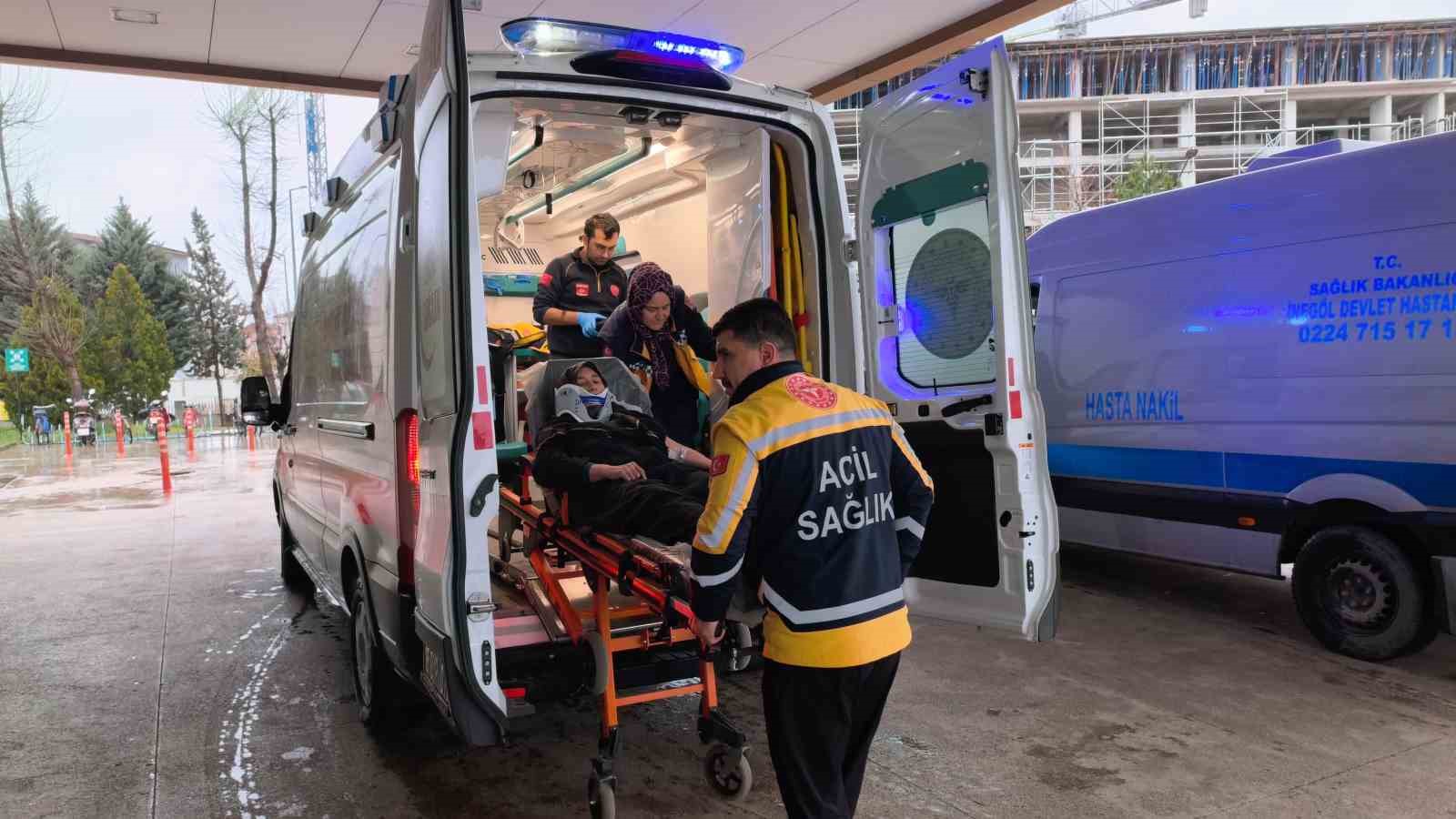 Kontrolden çıkan otomobil istinat duvarına çarptı: 4 yaralı
