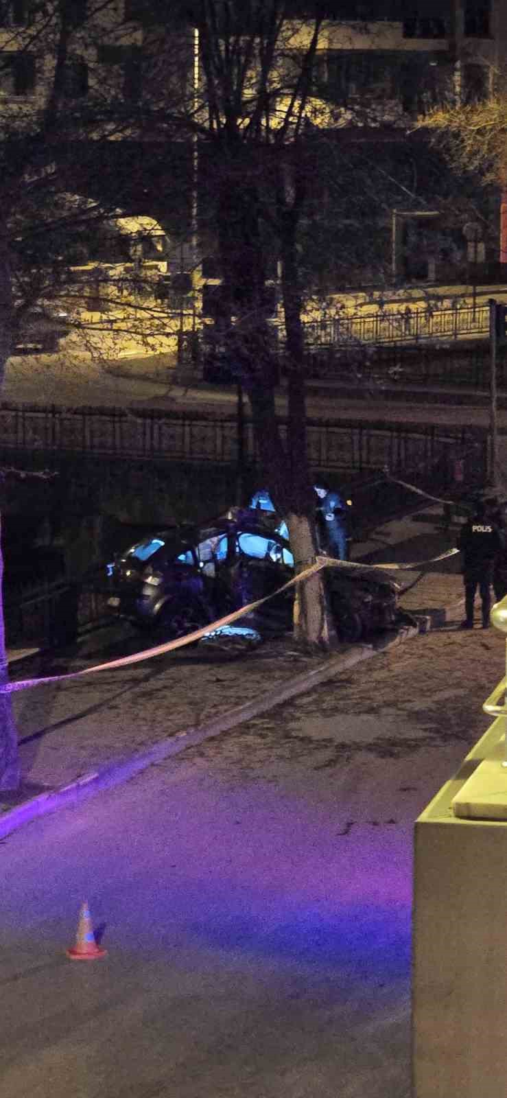 Kontrolden çıkan otomobil kaldırımda ağaca çarptı: 1 ölü, 1 yaralı
