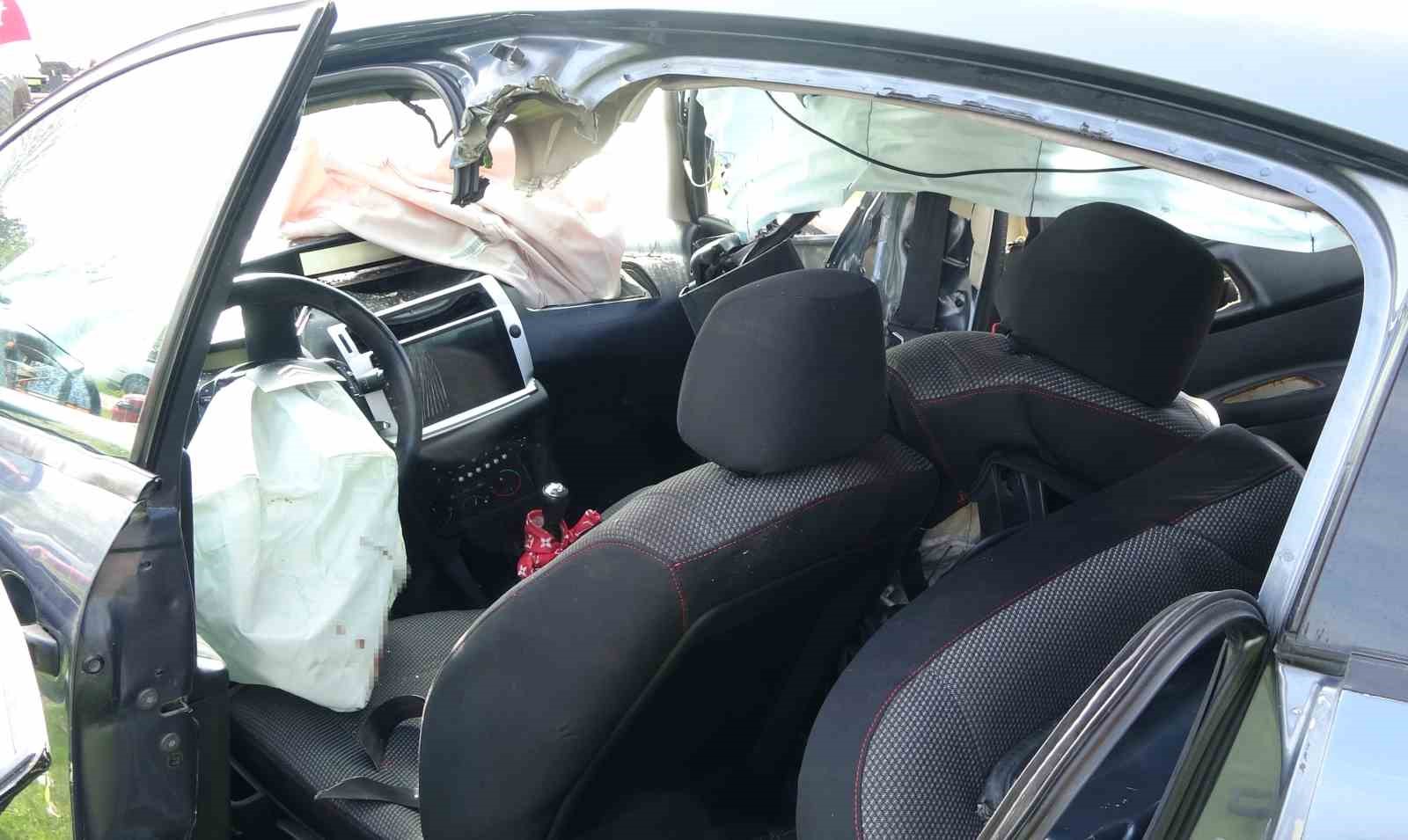 Kontrolden çıkan otomobil kaldırımda ağaca çarptı: 1 ölü, 1 yaralı
