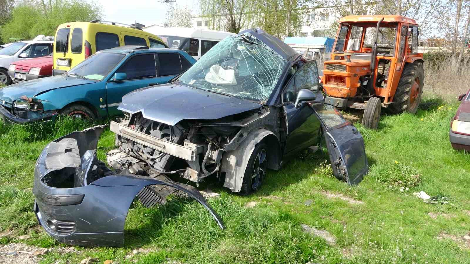 Kontrolden çıkan otomobil kaldırımda ağaca çarptı: 1 ölü, 1 yaralı
