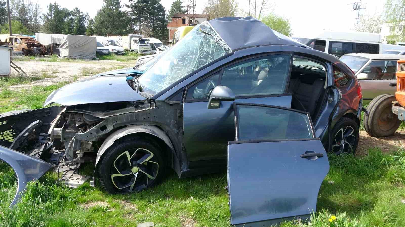 Kontrolden çıkan otomobil kaldırımda ağaca çarptı: 1 ölü, 1 yaralı
