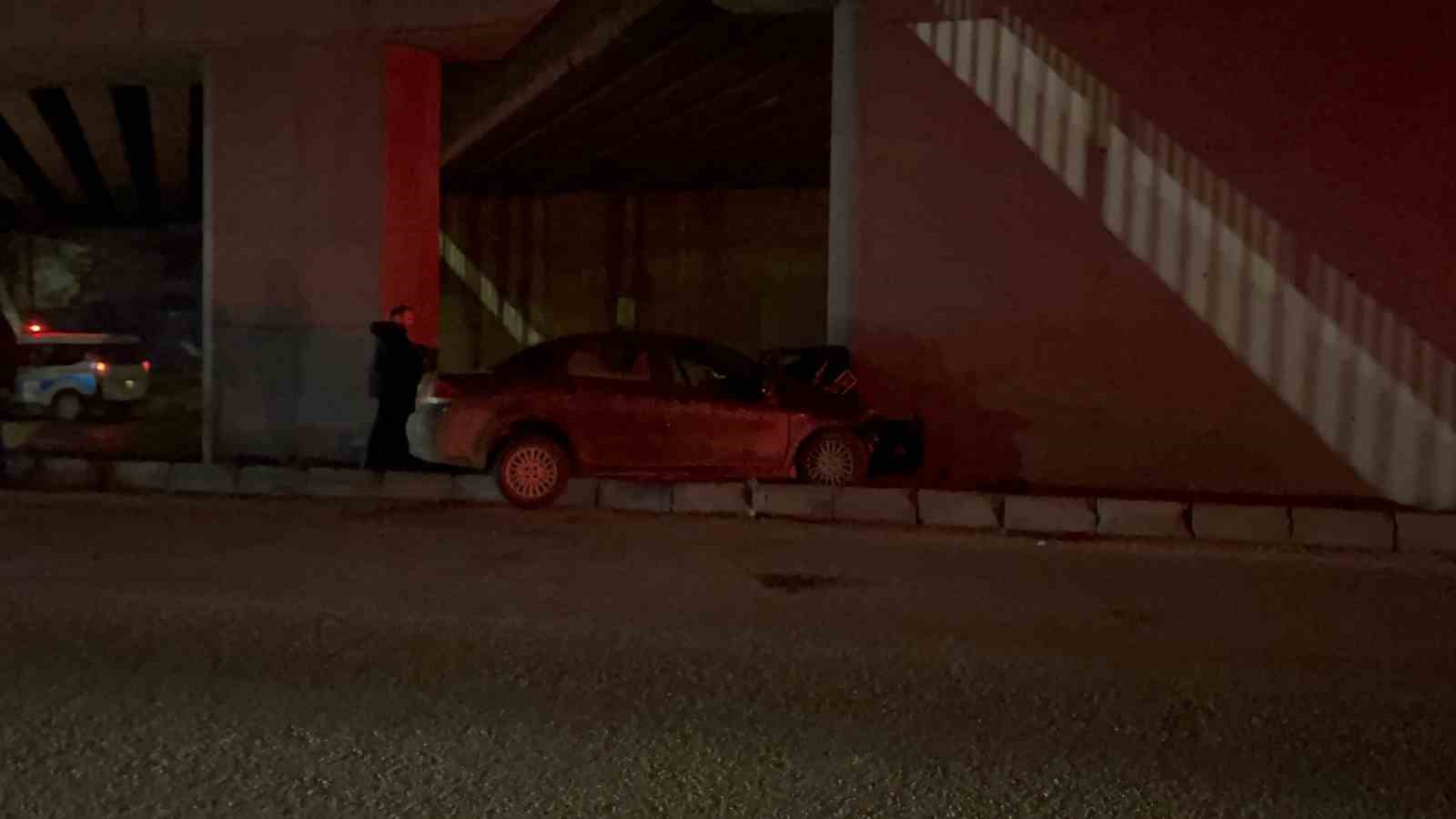 Kontrolden çıkan otomobil köprünün kolonuna saplandı: 1’i ağır 2 yaralı
