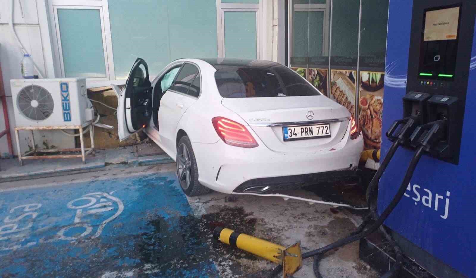 Kontrolden çıkan otomobil petrol ofisine daldı: 1 yaralı
