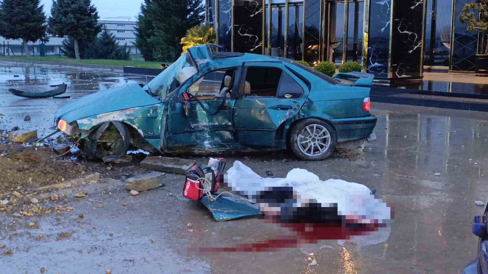 Kontrolden çıkan otomobil reklam panosuna çarptı: 1 ölü, 2 yaralı
