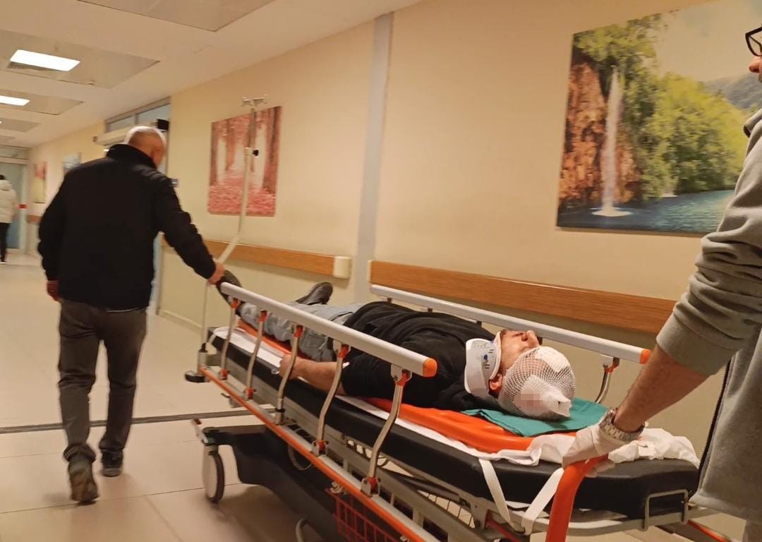 Kontrolden çıkan otomobil reklam panosuna çarptı: 1 ölü, 2 yaralı
