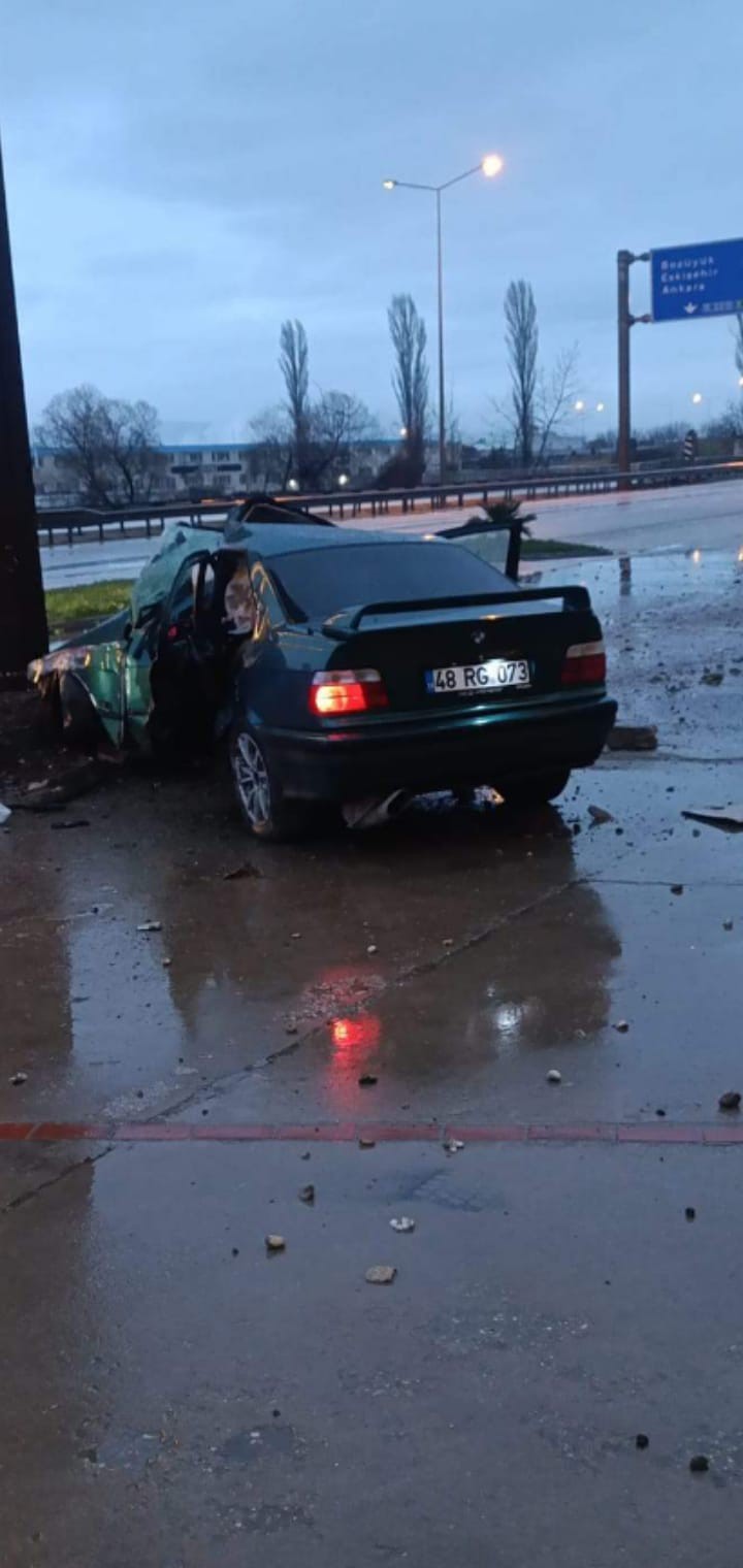 Kontrolden çıkan otomobil reklam panosuna çarptı: 1 ölü, 2 yaralı
