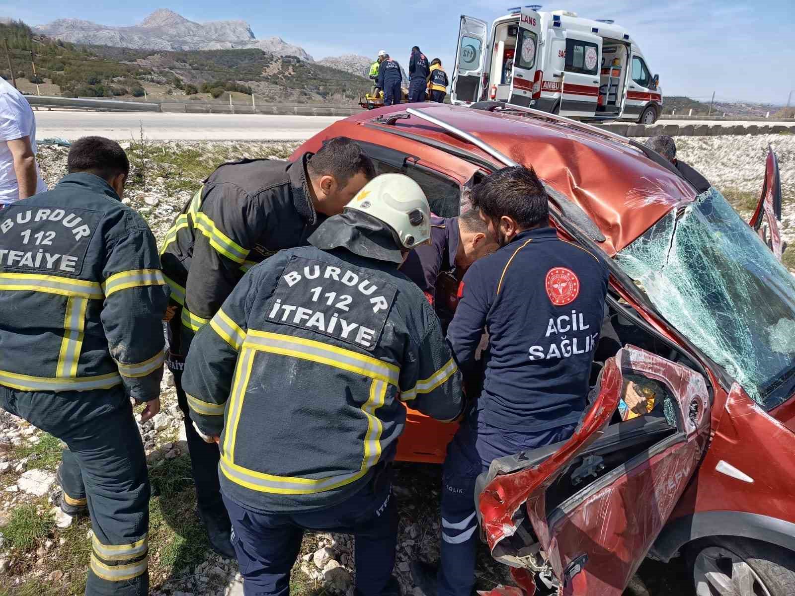 Kontrolden çıkan otomobil şarampole savruldu: 2 yaralı

