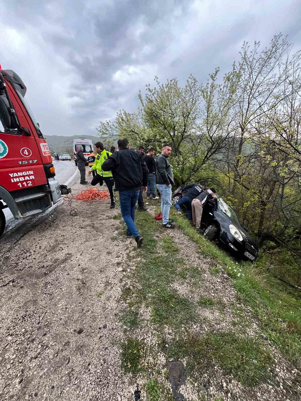 Kontrolden çıkan otomobil şarampole savruldu: 2 yaralı
