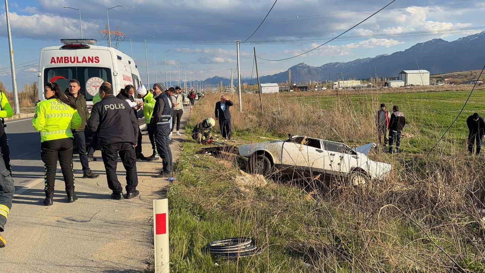 Kontrolden çıkan otomobil şarampole yuvarlandı: 2 yaralı
