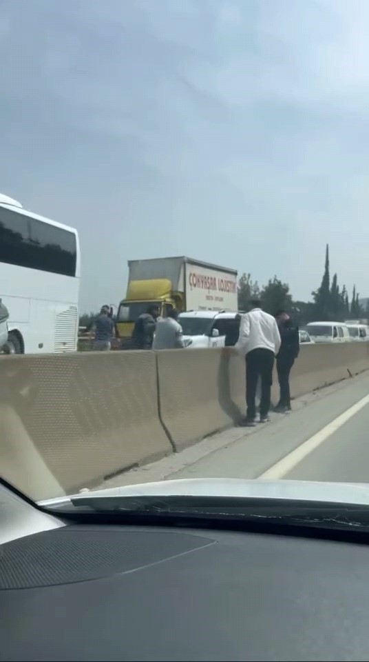 Kontrolden çıkan otomobil takla atıp ters durdu
