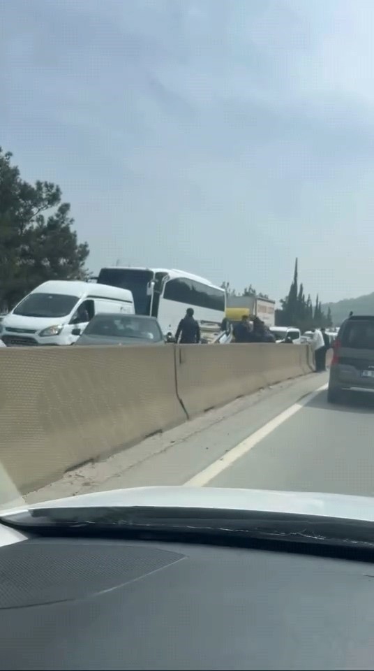 Kontrolden çıkan otomobil takla atıp ters durdu
