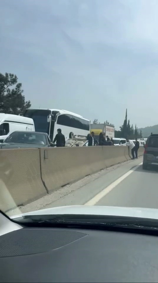 Kontrolden çıkan otomobil takla atıp ters durdu
