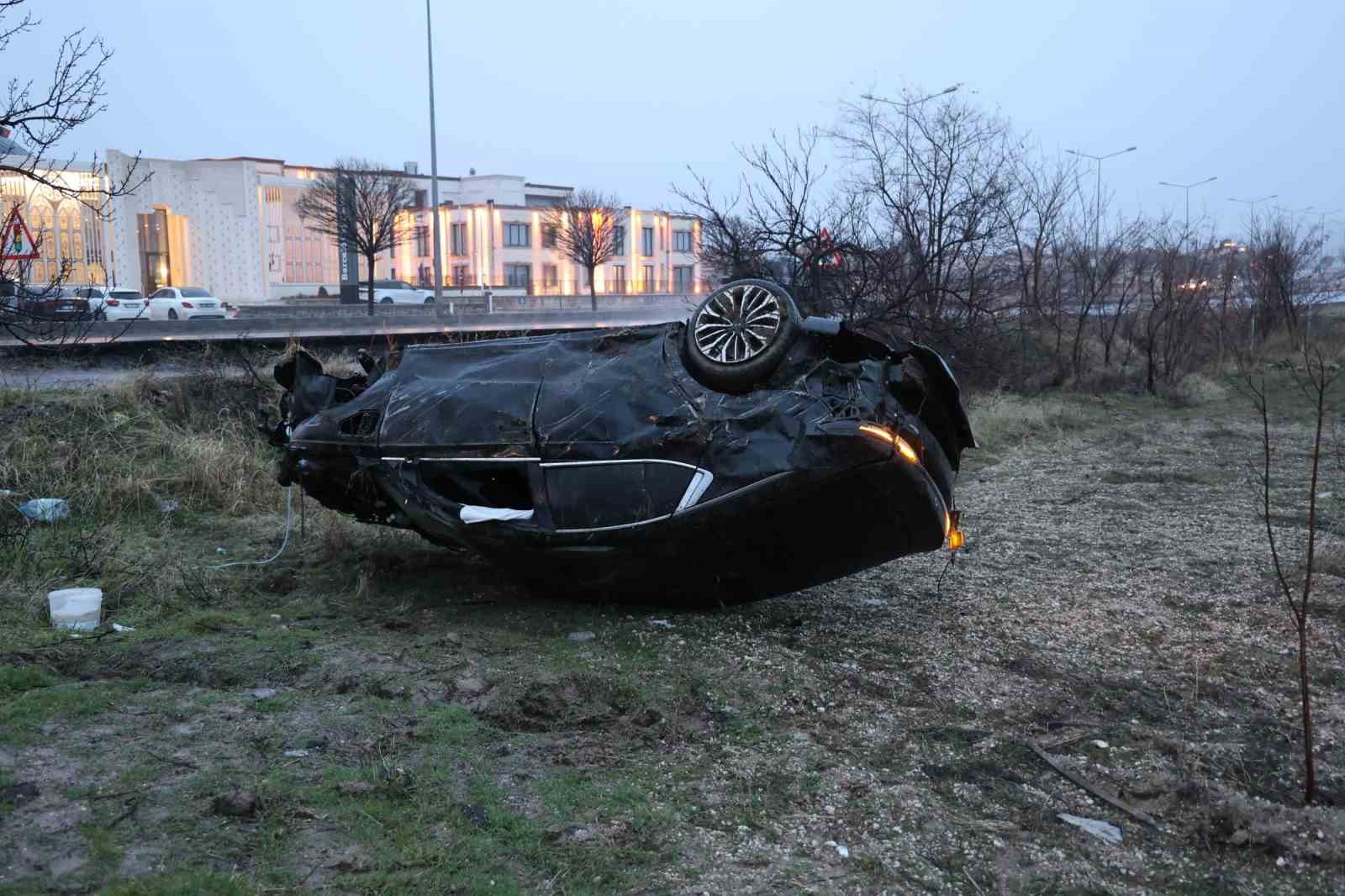 Kontrolden çıkan otomobil takla attı: 2 yaralı
