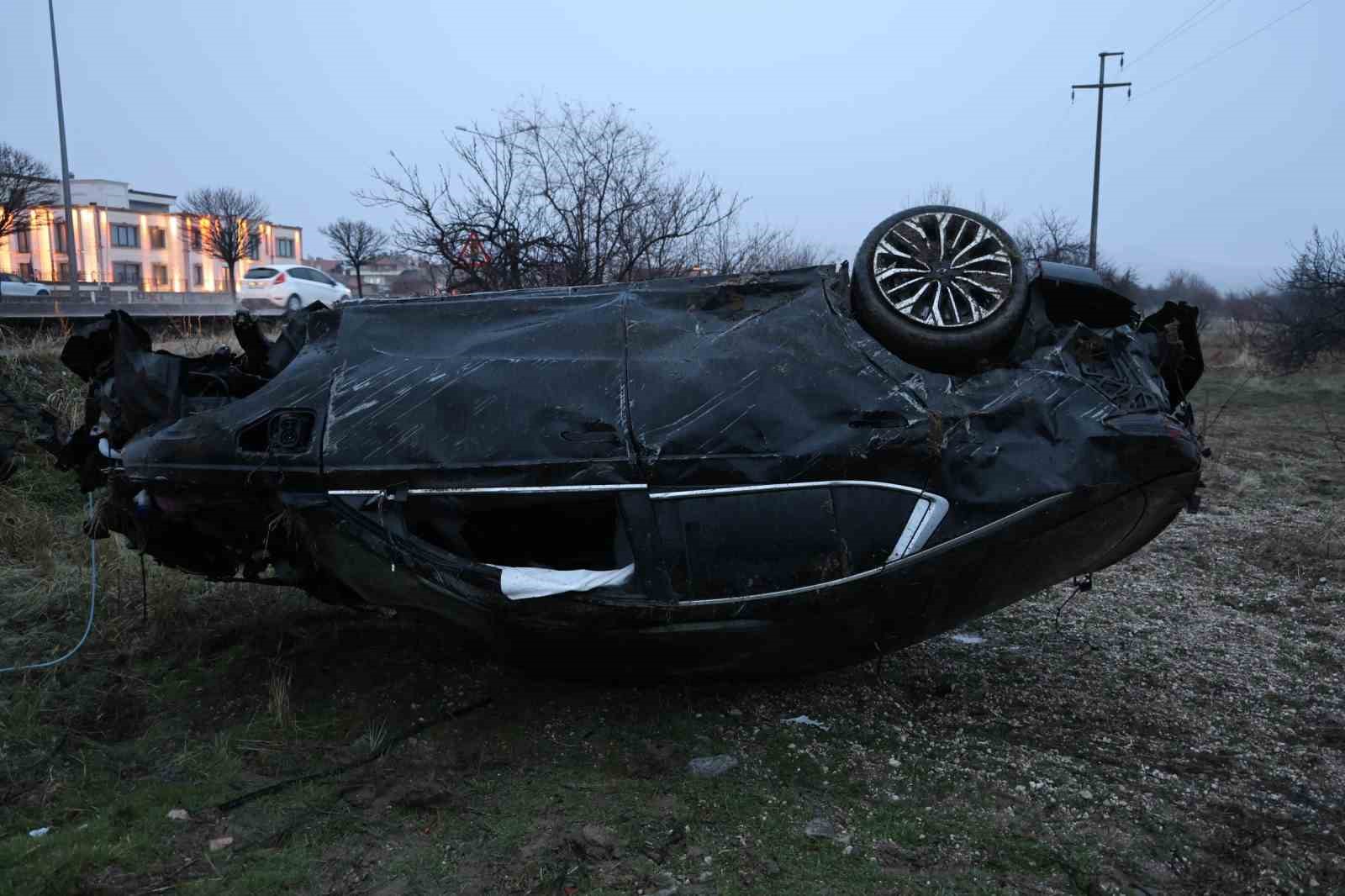 Kontrolden çıkan otomobil takla attı: 2 yaralı
