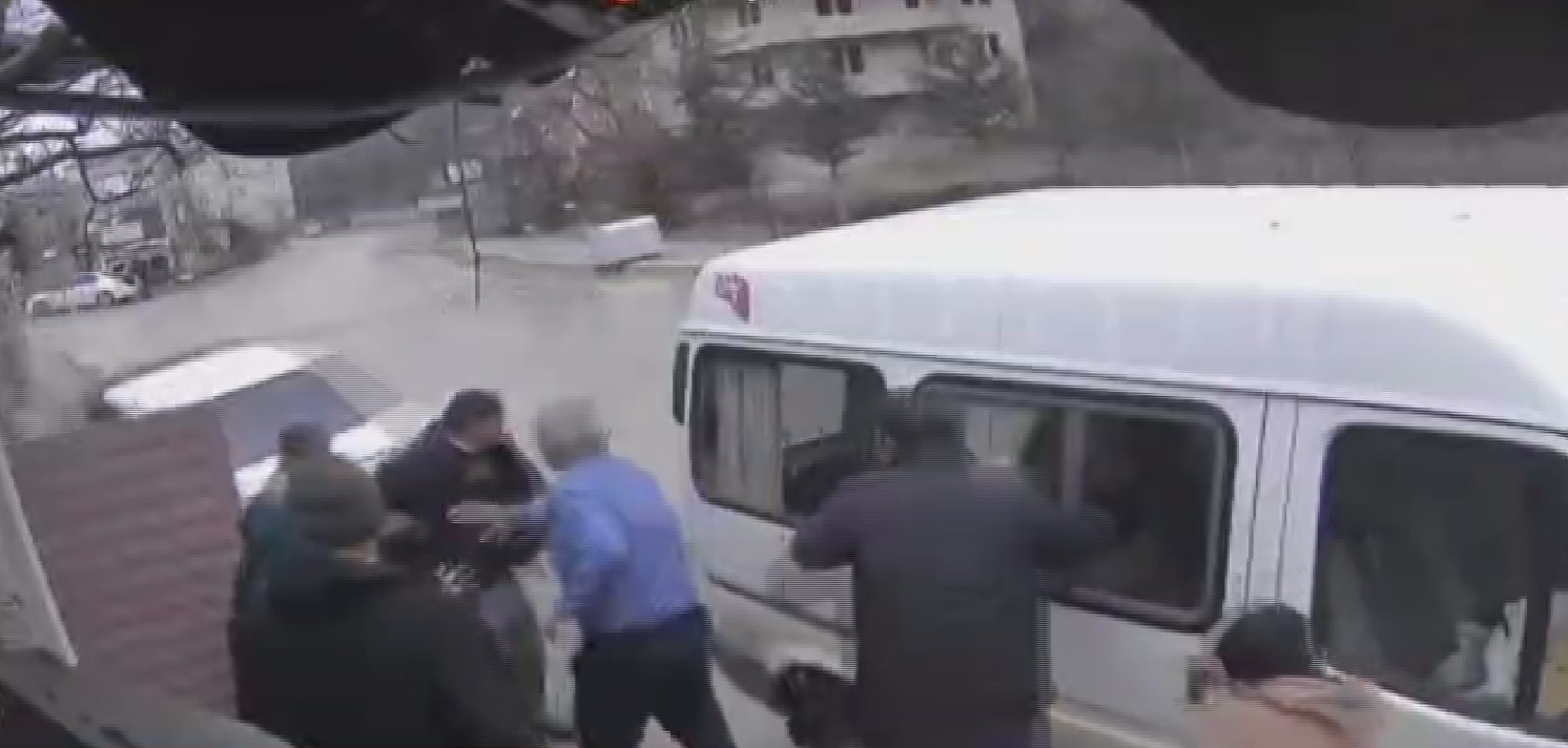 Kontrolden çıkan otomobil ters dönerek demir kapıyı kırıp bahçeye girdi
