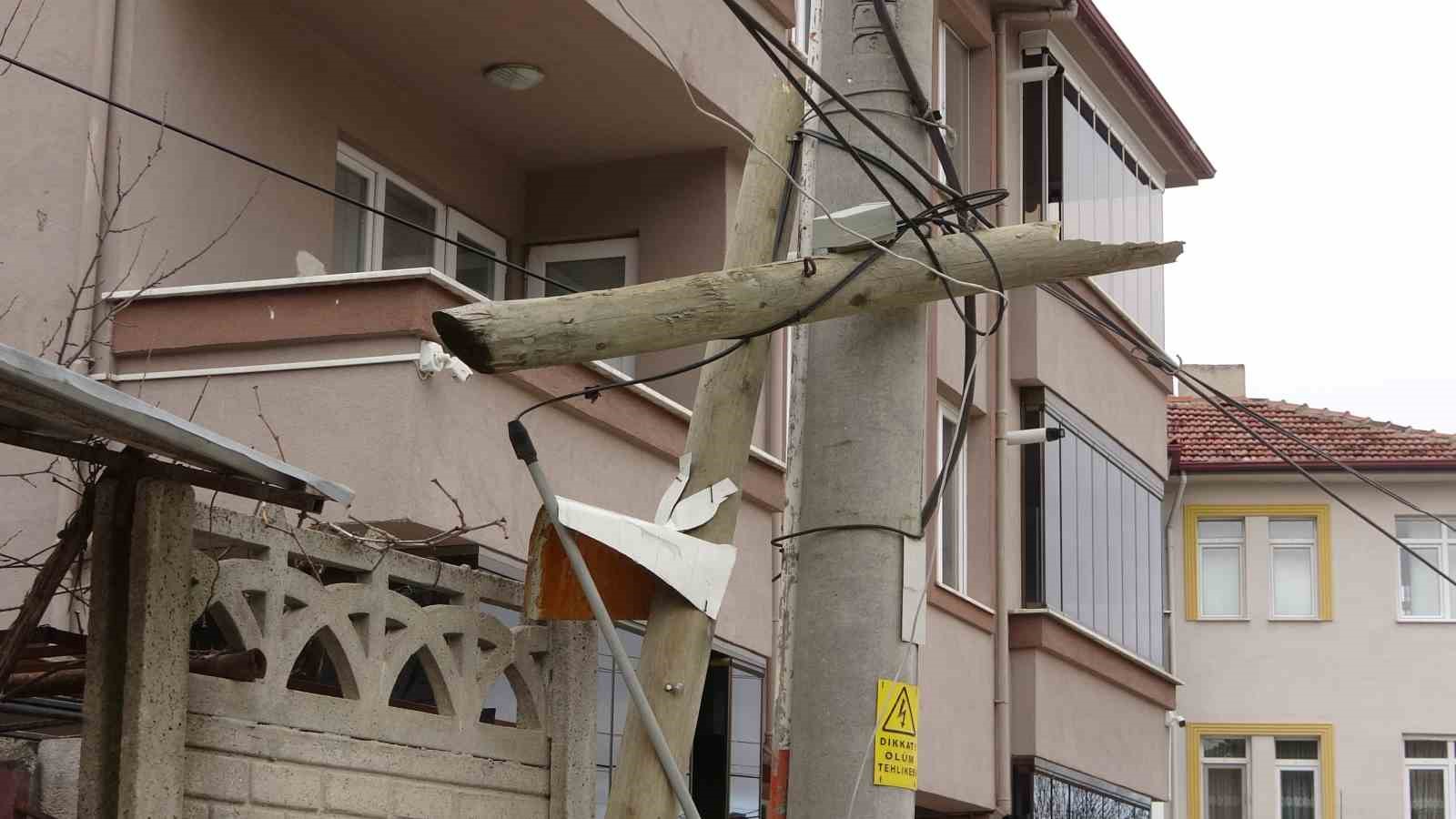 Kontrolden çıkan otomobil ters dönerek demir kapıyı kırıp bahçeye girdi
