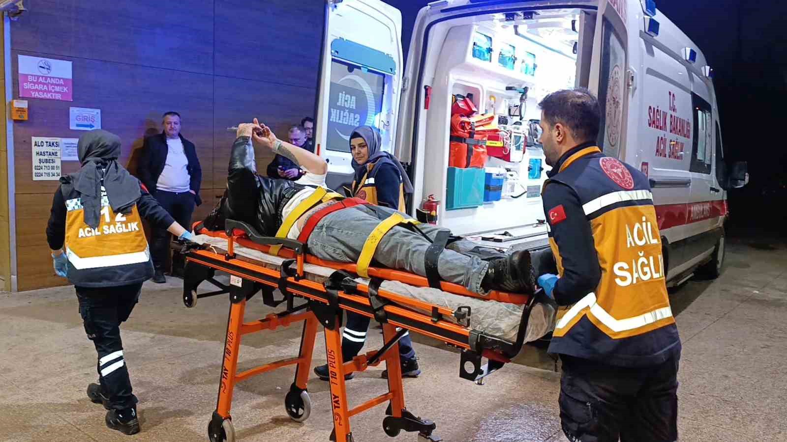 Kontrolden çıkan otomobil yayalara çarptı
