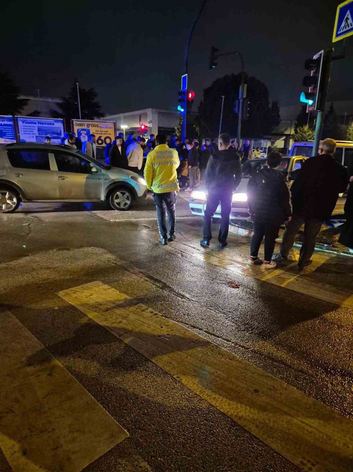 Kontrolden çıkan otomobil yayalara çarptı
