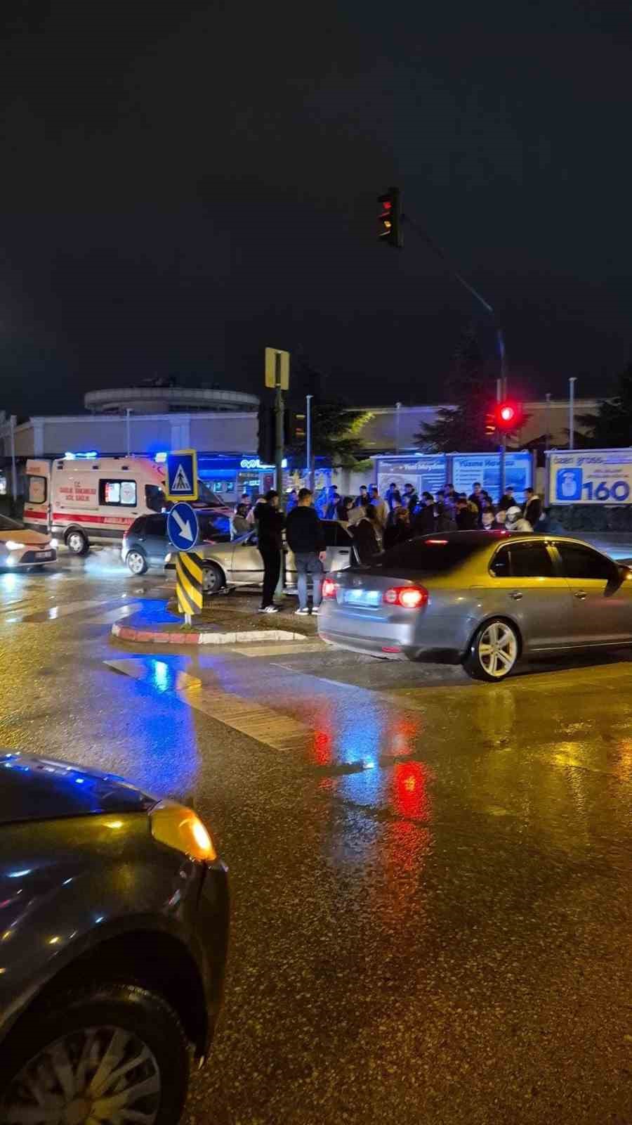 Kontrolden çıkan otomobil yayalara çarptı
